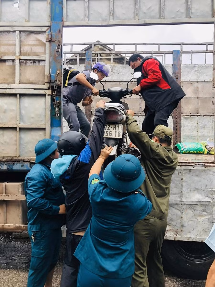 Lực lượng cứu hộ của huyện Hữu Lũng sơ tán đồ đạc giúp người dân. Ảnh: ĐỨC SƠN