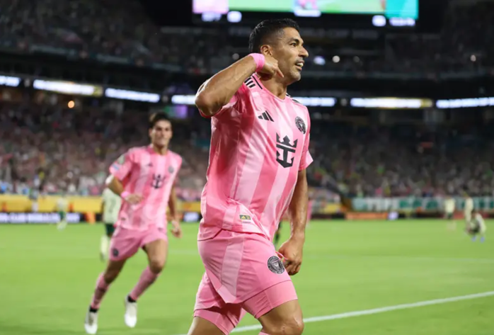 Luis Suarez lập công Luis Suarez lập công
