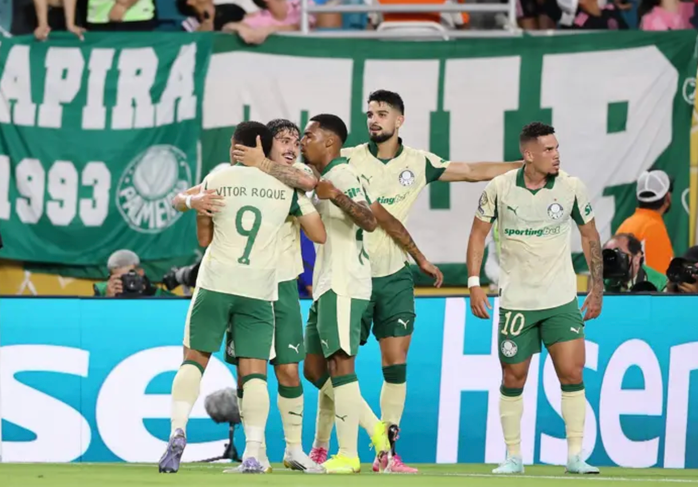 ... trước khi Mauricio gỡ hòa 2-2 ... trước khi Mauricio gỡ hòa 2-2