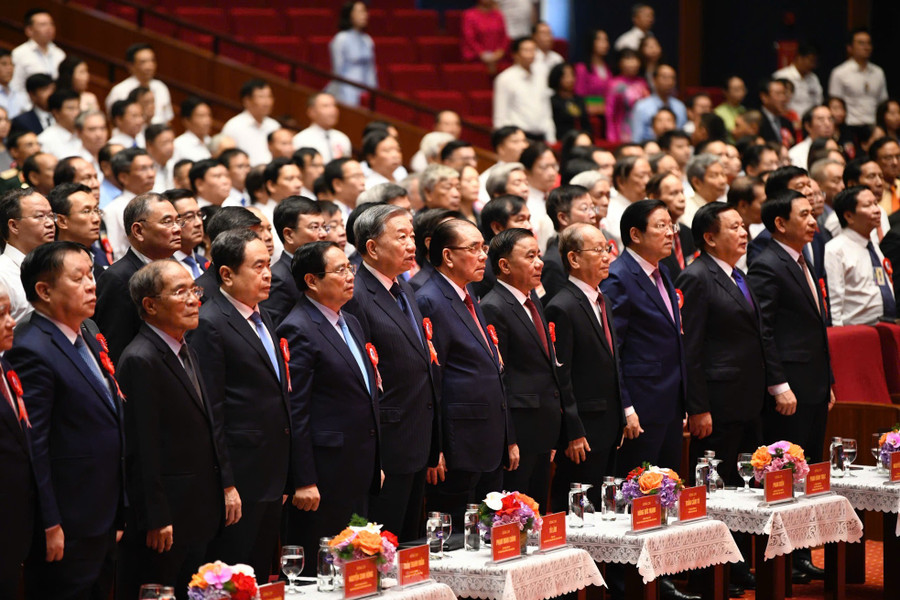 Tổng Bí thư Tô Lâm và các đồng chí lãnh đạo, nguyên lãnh đạo Đảng, Nhà nước dự Lễ kỷ niệm 100 năm Ngày Báo chí Cách mạng Việt Nam, sáng 21/6, tại Hà Nội. Ảnh: Như Ý. Tổng Bí thư Tô Lâm và các đồng chí lãnh đạo, nguyên lãnh đạo Đảng, Nhà nước dự Lễ kỷ niệm 100 năm Ngày Báo chí Cách mạng Việt Nam, sáng 21/6, tại Hà Nội. Ảnh: Như Ý.