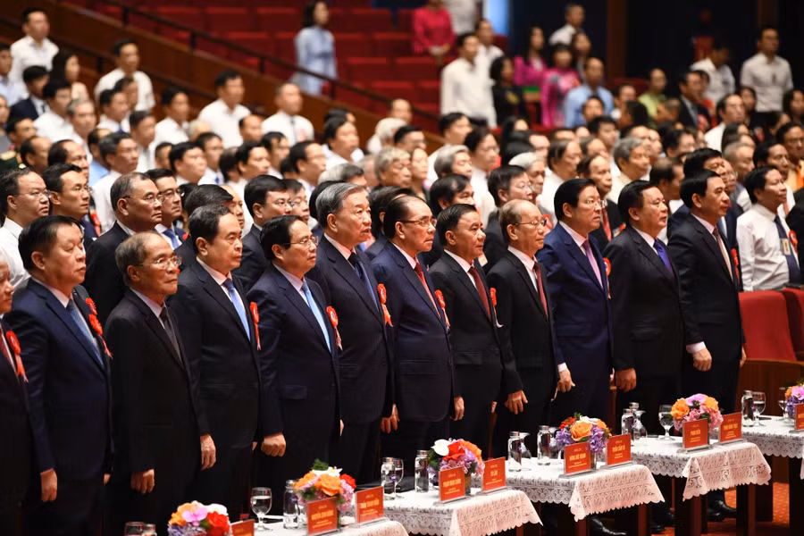Tổng Bí thư Tô Lâm và các đồng chí lãnh đạo, nguyên lãnh đạo Đảng, Nhà nước dự Lễ kỷ niệm 100 năm Ngày Báo chí Cách mạng Việt Nam, sáng 21/6, tại Hà Nội. Ảnh: Như Ý.