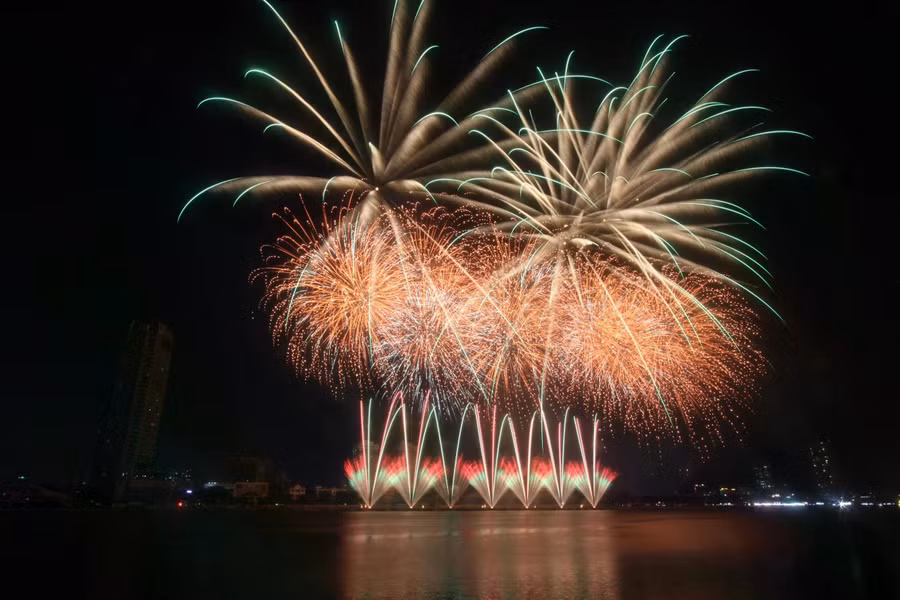 Pháo đa tầng chiếm lĩnh bầu trời. ẢNH: NGUYỄN TÚ