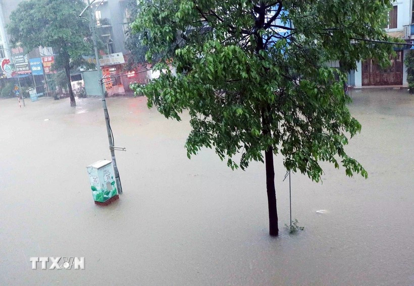 Các tuyến đường tại Thái Nguyên ngập sâu trong nước do cơn mưa kéo dài. (Ảnh: Trần Trang/TTXVN) thoi-tiet.jpg