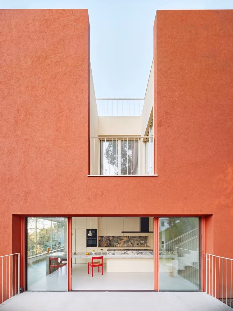 Bước vào từ tầng trên cùng sẽ là một cầu thang dẫn thẳng tới một sân hiên rộng - nơi đặt bàn ăn bê tông kết hợp đá Ceppo di Gré đầy chất thơ.