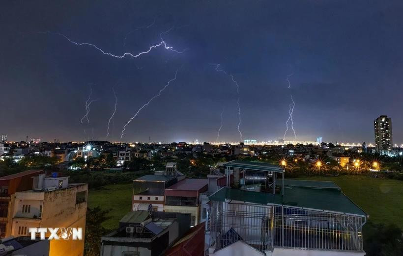 Mưa lớn kèm theo sấm, chớp xuất hiện tại nhiều khu vực ở Hà Nội. Ảnh: Phạm Tuấn Anh/TTXVN ca-nuoc-nhieu-noi-co-mua-mua-vua-va-rai-rac-co-dong-dd.jpg