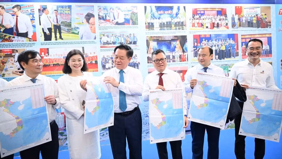 Đồng chí Nguyễn Trọng Nghĩa, Ủy viên Bộ Chính trị, Bí thư Trung ương Đảng, Trưởng Ban Tuyên giáo và Dân vận Trung ương cầm bản đồ 34 tỉnh do Báo SGGP tặng bạn đọc khi thăm gian hàng của Hội Nhà báo TPHCM, tại Hội báo toàn quốc 2025