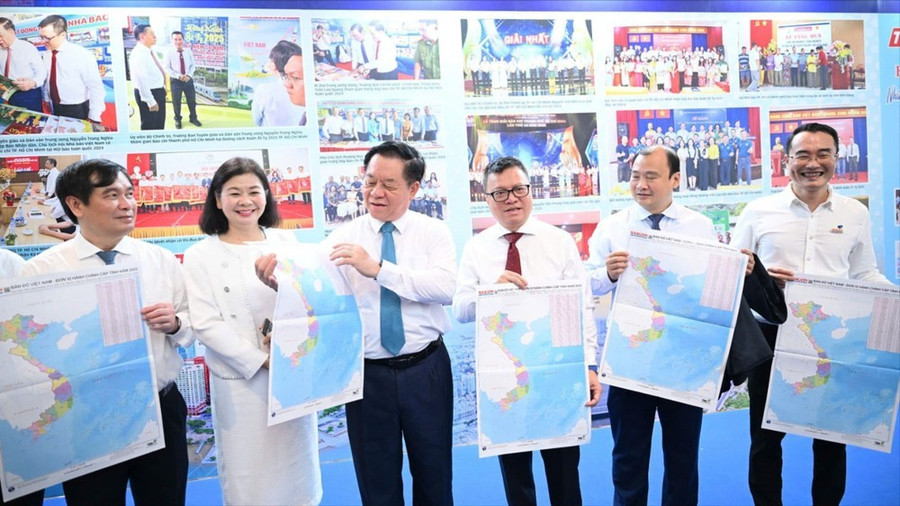 Đồng chí Nguyễn Trọng Nghĩa, Ủy viên Bộ Chính trị, Bí thư Trung ương Đảng, Trưởng Ban Tuyên giáo và Dân vận Trung ương cầm bản đồ 34 tỉnh do Báo SGGP tặng bạn đọc khi thăm gian hàng của Hội Nhà báo TPHCM, tại Hội báo toàn quốc 2025 Đồng chí Nguyễn Trọng Nghĩa, Ủy viên Bộ Chính trị, Bí thư Trung ương Đảng, Trưởng Ban Tuyên giáo và Dân vận Trung ương cầm bản đồ 34 tỉnh do Báo SGGP tặng bạn đọc khi thăm gian hàng của Hội Nhà báo TPHCM, tại Hội báo toàn quốc 2025