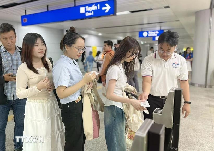 Hành khách đi metro Bến Thành-Suối Tiên tại nhà ga Bến Thành. Ảnh: Thanh Vũ/TTXVN metro-ben-thanh-suoi-tiendd.jpg
