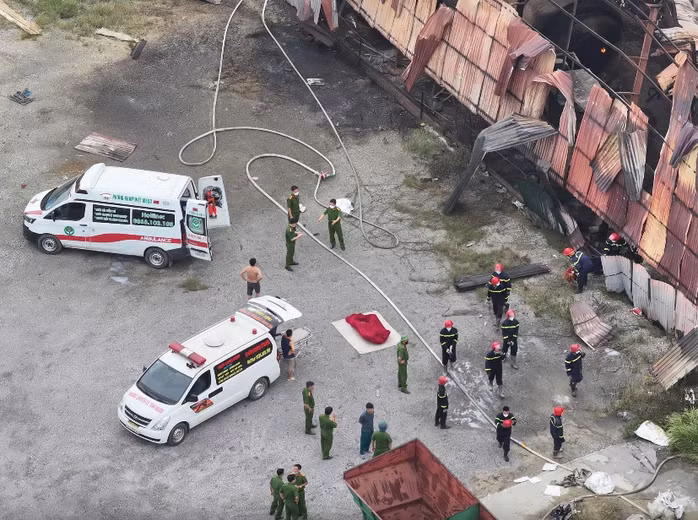 Cảnh sát đưa các nạn nhân ra ngoài. Ảnh: Lê Dũng