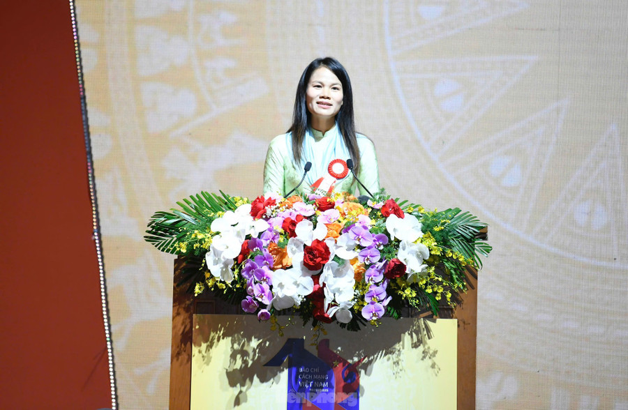 Nhà báo Tạ Ngọc Tấn, nguyên Tổng biên tập Tạp chí Cộng sản, nguyên Phó Chủ tịch Hội Nhà báo Việt Nam, Phó Chủ tịch Thường trực Hội đồng Lý luận Trung ương, và nhà báo Nguyễn Thị Ngân, Phóng viên Phòng Xã hội, Ban Thời sự, Đài Truyền hình Việt Nam, phát biểu ý kiến tại Lễ kỷ niệm. Ảnh: Như Ý. Nhà báo Tạ Ngọc Tấn, nguyên Tổng biên tập Tạp chí Cộng sản, nguyên Phó Chủ tịch Hội Nhà báo Việt Nam, Phó Chủ tịch Thường trực Hội đồng Lý luận Trung ương, và nhà báo Nguyễn Thị Ngân, Phóng viên Phòng Xã hội, Ban Thời sự, Đài Truyền hình Việt Nam, phát biểu ý kiến tại Lễ kỷ niệm. Ảnh: Như Ý.