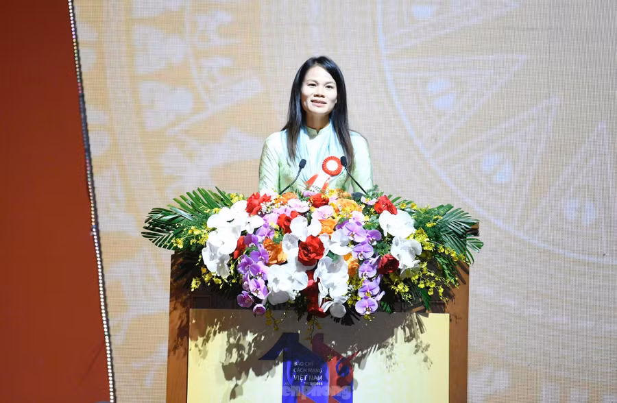 Nhà báo Tạ Ngọc Tấn, nguyên Tổng biên tập Tạp chí Cộng sản, nguyên Phó Chủ tịch Hội Nhà báo Việt Nam, Phó Chủ tịch Thường trực Hội đồng Lý luận Trung ương, và nhà báo Nguyễn Thị Ngân, Phóng viên Phòng Xã hội, Ban Thời sự, Đài Truyền hình Việt Nam, phát biểu ý kiến tại Lễ kỷ niệm. Ảnh: Như Ý.