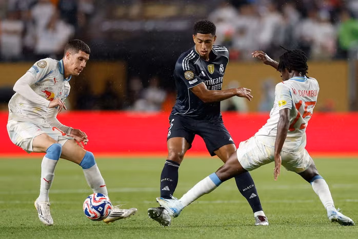 Jude Bellingham làm tốt vai trò cầu nối hàng công Real Madrid