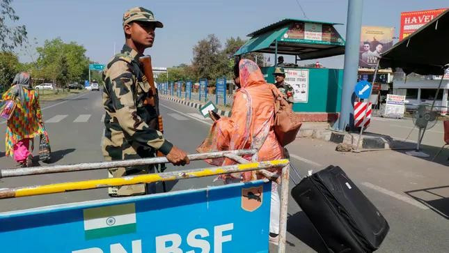 Du khách nên thận trọng khi đi du lịch tại Ấn Độ và Pakistan thời điểm này. Ảnh: Aljazeera Du khách nên thận trọng khi đi du lịch tại Ấn Độ và Pakistan thời điểm này. Ảnh: Aljazeera