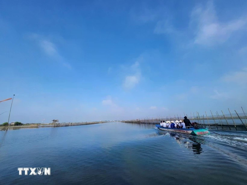 Khung cảnh bình yên vùng đầm phá Tam Giang-Cầu Hai xứ Huế. Ảnh: Mai Trang/TTXVN huee.jpg