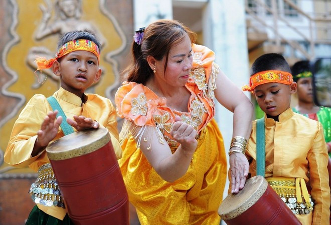 Truyền dạy điệu múa trống Chhay-dăm cho thanh thiếu niên. (Ảnh: Minh Phú/TTXVN) Truyền dạy điệu múa trống Chhay-dăm cho thanh thiếu niên. (Ảnh: Minh Phú/TTXVN)