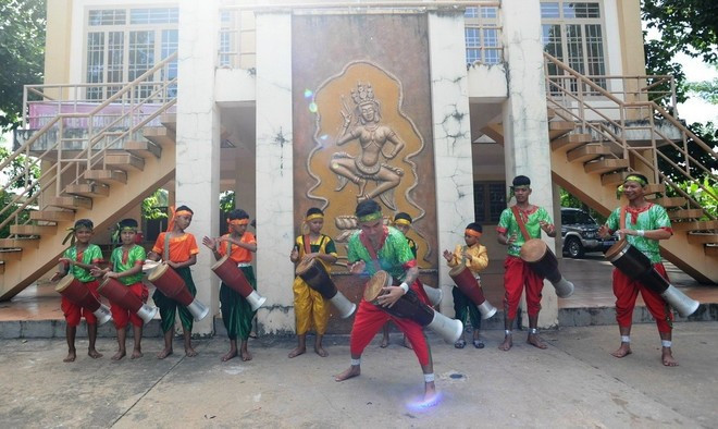 Thanh thiếu niên đồng bào Khmer là tầng lớp kế thừa điệu múa trống Chhay-dăm. (Ảnh: Minh Phú/TTXVN) Thanh thiếu niên đồng bào Khmer là tầng lớp kế thừa điệu múa trống Chhay-dăm. (Ảnh: Minh Phú/TTXVN)