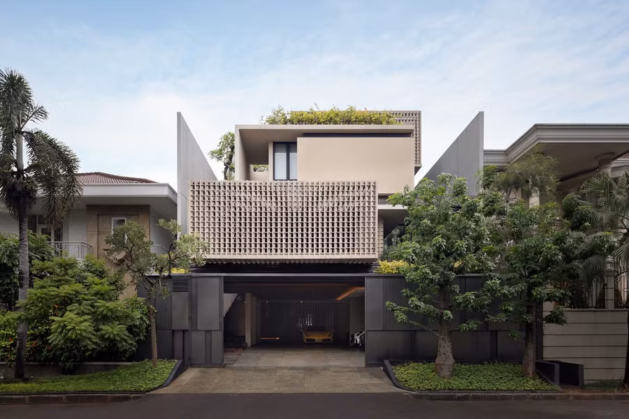 Yêu cầu của gia chủ là có một tổ ấm riêng tư, có bóng râm, thông gió và tràn ngập ánh sáng. Từ đó, kiến trúc sư đã tạo nên mặt đứng thứ hai bằng lớp thông gió được làm từ xi măng. Lớp "tường" thứ hai này vừa làm màng lọc nắng hướng Tây, vừa tạo sự thông thoáng cho căn nhà.