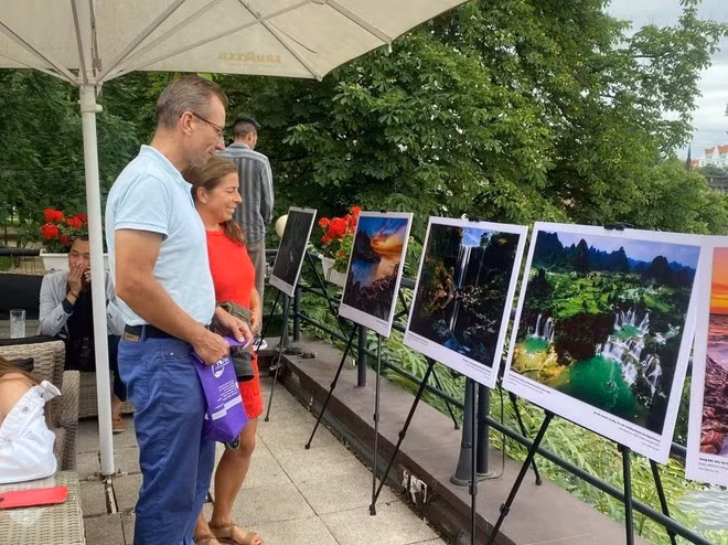 Khách tham quan ảnh phong cảnh các địa điểm du lịch nổi tiếng của Việt Nam trưng bày bên lề sự kiện. (Ảnh: Việt Thắng/TTXVN)