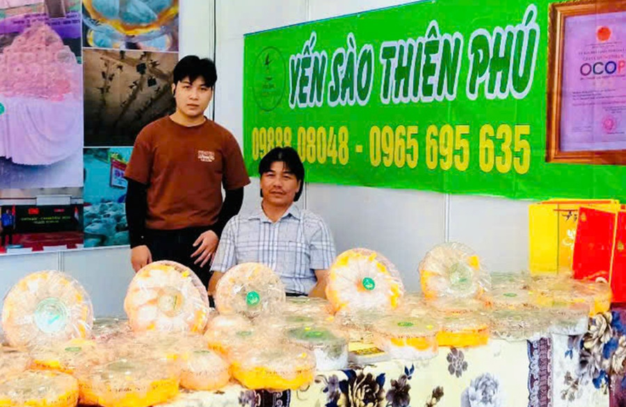 Cùng với việc xây dựng chứng nhận OCOP cho sản phẩm, ông Tài cũng thường xuyên tham gia các chương trình kết nối tiêu thụ sản phẩm để mở rộng thị trường. Ảnh: H.T 2s.jpg