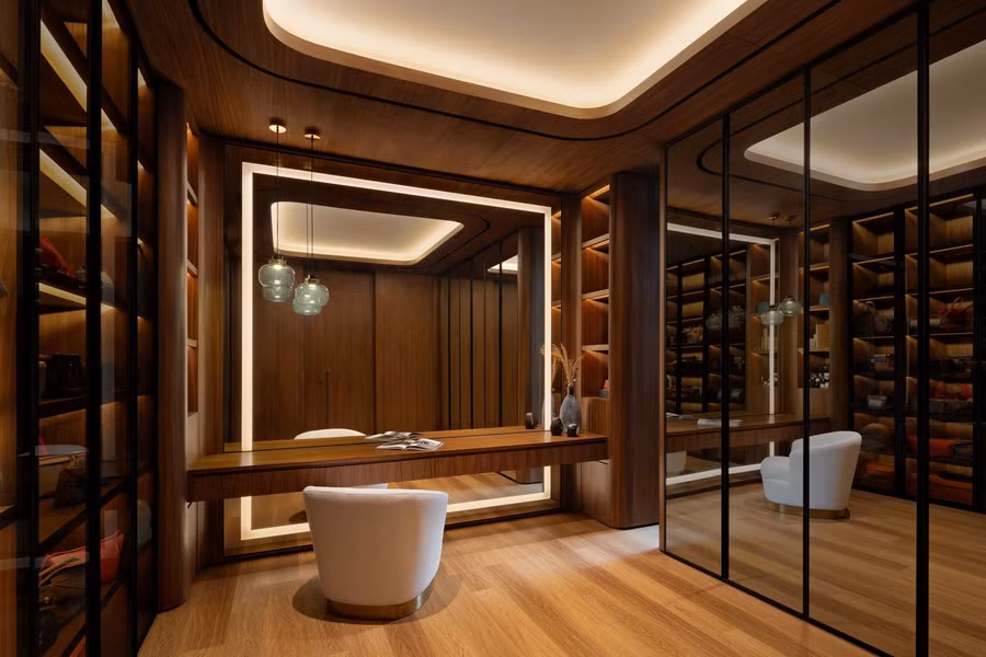 Phòng thay đồ được thiết kế riêng trong phòng ngủ chính. Nội thất ưu tiên gỗ, tạo cảm giác như khu nghỉ dưỡng.