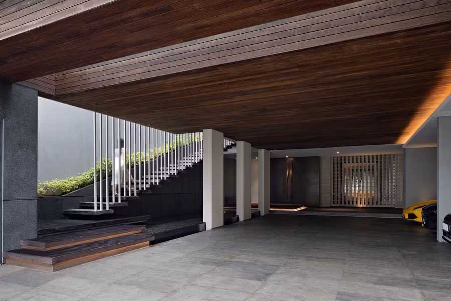 Tầng trệt là nơi đặt gara đỗ xe. Nơi đây vừa có đủ chỗ trưng bày 6 chiếc xe của gia chủ vừa có chỗ đậu xe cho khách.