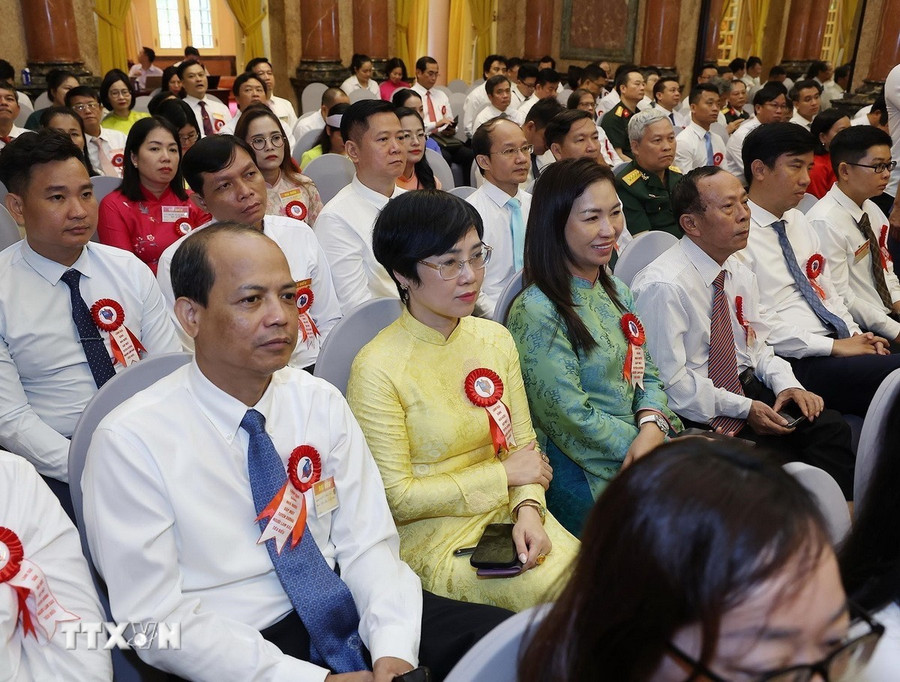 Các nhà báo tiêu biểu dự buổi gặp mặt. (Ảnh: Lâm Khánh/TTXVN) Các nhà báo tiêu biểu dự buổi gặp mặt. (Ảnh: Lâm Khánh/TTXVN)