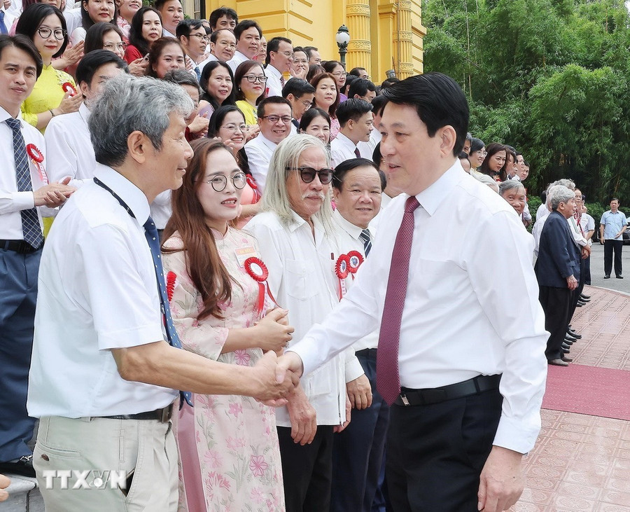 Chủ tịch nước Lương Cường gặp mặt các nhà báo tiêu biểu toàn quốc. Ảnh: Lâm Khánh/TTXVN Chủ tịch nước Lương Cường gặp mặt các nhà báo tiêu biểu toàn quốc. Ảnh: Lâm Khánh/TTXVN
