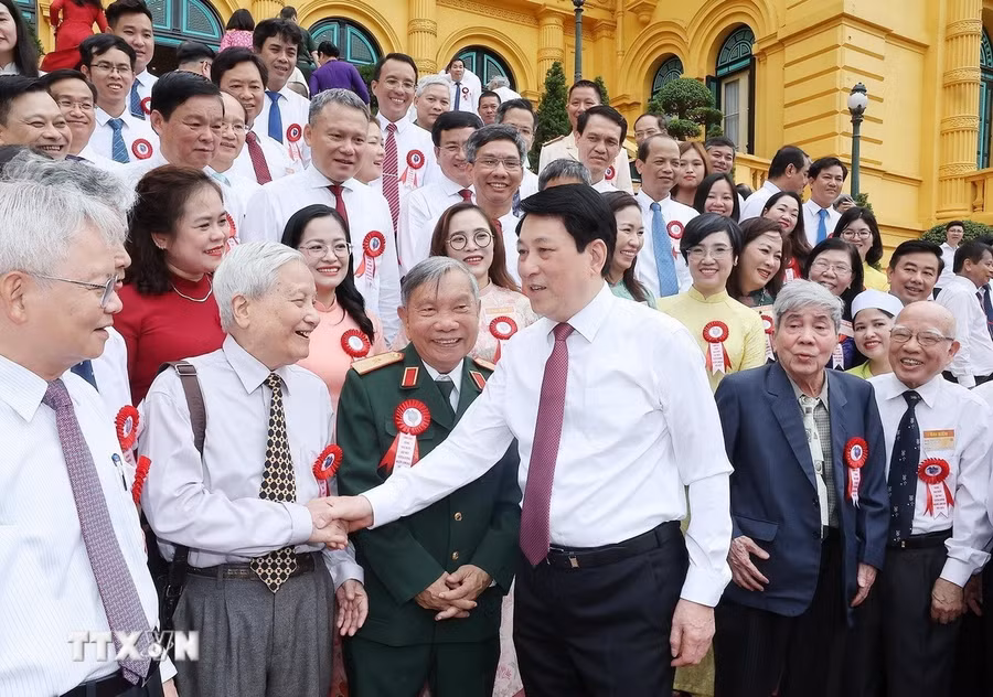 Chủ tịch nước Lương Cường với các nhà báo tiêu biểu toàn quốc. (Ảnh: Lâm Khánh/TTXVN)