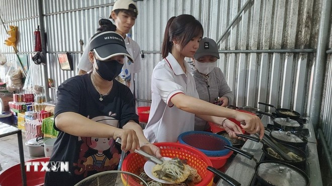 Sau khi đánh bắt cá, du khách được trực tiếp nấu bánh xèo cá kình, món ăn đặc sản của điểm đến Đầm Chuồn. (Ảnh: Mai Trang/TTXVN) Sau khi đánh bắt cá, du khách được trực tiếp nấu bánh xèo cá kình, món ăn đặc sản của điểm đến Đầm Chuồn. (Ảnh: Mai Trang/TTXVN)