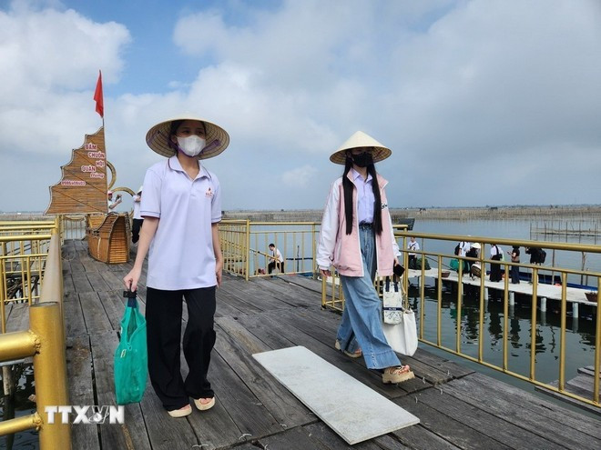 Du khách được khuyến khích mang theo túi vải, vật dụng cá nhân khi đến du lịch, sử dụng dịch vụ tại xã Phú An, huyện Phú Vang, thành phố Huế. (Ảnh: Mai Trang/TTXVN) Du khách được khuyến khích mang theo túi vải, vật dụng cá nhân khi đến du lịch, sử dụng dịch vụ tại xã Phú An, huyện Phú Vang, thành phố Huế. (Ảnh: Mai Trang/TTXVN)