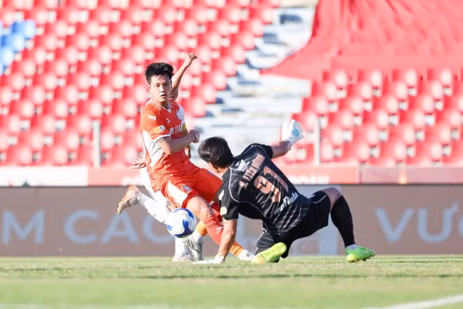 SHB Đà Nẵng (áo cam) cần giành điểm trước Sông Lam Nghệ An để tránh xuống hạng trực tiếp. (Ảnh: VPF)
