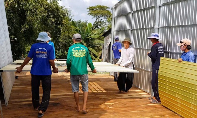 Tổ xây nhà từ thiện của tín đồ Phật giáo Hòa Hảo tỉnh An Giang tích cực giúp đỡ người dân trong vùng. (Ảnh: Ban Tôn giáo Chính phủ) chongphanhnn.jpg