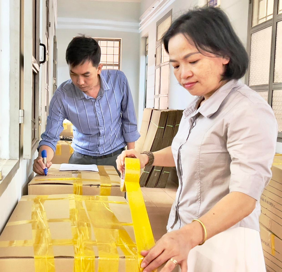 Chị Vũ Thị Xuân (công chức Văn phòng-Thống kê UBND phường Hoa Lư, TP. Pleiku) cùng đồng nghiệp khẩn trương sắp xếp hồ sơ để kịp thời bàn giao về đơn vị mới. Ảnh: M.P 1a.jpg