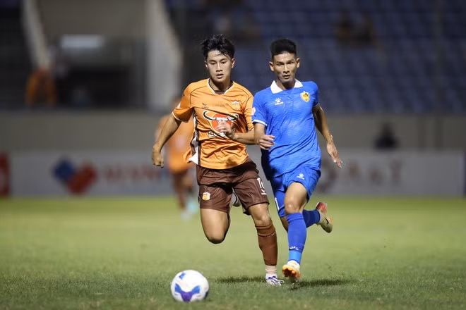 Quảng Nam (áo xanh) sẽ trụ hạng nếu có điểm trên sân của Hoàng Anh Gia Lai. (Ảnh: VPF)