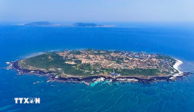 Đảo bé Lý Sơn nhìn từ trên cao. (Ảnh: Nguyễn Yên/TTXVN)