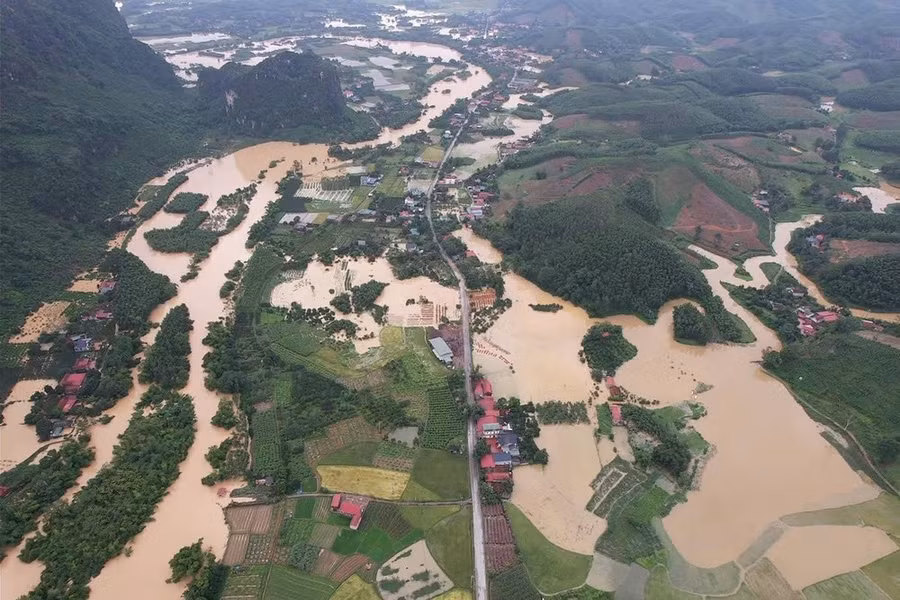 Nước lũ bao vây xã Nhật Tiến (Hữu Lũng - Lạng Sơn) ngày 23-6. Ảnh: ĐỨC SƠN