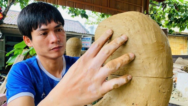 Anh Lê Văn Nhật tạo hình linh vật rắn. Ảnh: Mạnh Cường Anh Lê Văn Nhật tạo hình linh vật rắn. Ảnh: Mạnh Cường