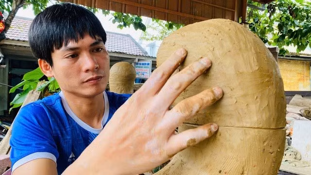 Anh Lê Văn Nhật tạo hình linh vật rắn. Ảnh: Mạnh Cường