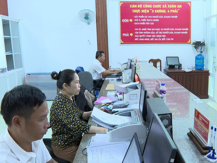 Công chức bộ phận một cửa xã Xuân An (thị xã An Khê) sẵn sàng nhận nhiệm vụ ở đơn vị mới. Ảnh: Viễn Khánh 2t.jpg
