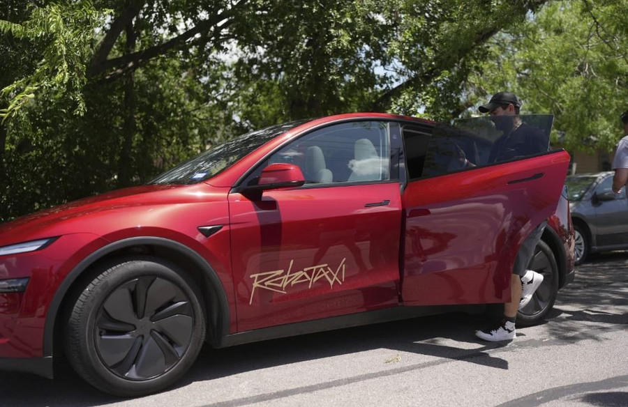 Dịch vụ robotaxi sử dụng dòng xe thể thao đa dụng Model Y. Ảnh: AP 1robotaxi-23625-10.jpg