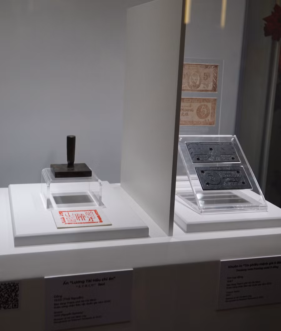 Ấn "Lưong tài Hầu chi ấn" có niên đại 1833 và khuôn in Tín phiếu mệnh giá 5 đồng năm 1947