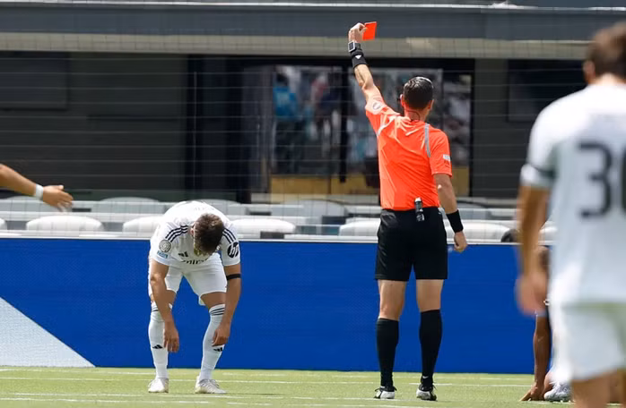 Raul Asensio nhận thẻ đỏ ở phút thứ 7