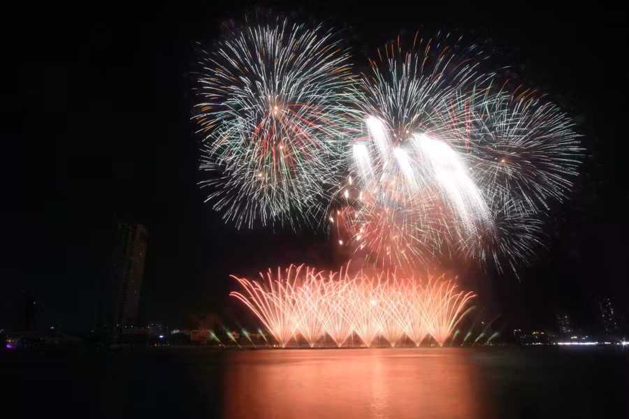 Đội Bồ Đào Nha mở màn với tiết tấu nhạc rock sôi động. ẢNH: NGUYỄN TÚ