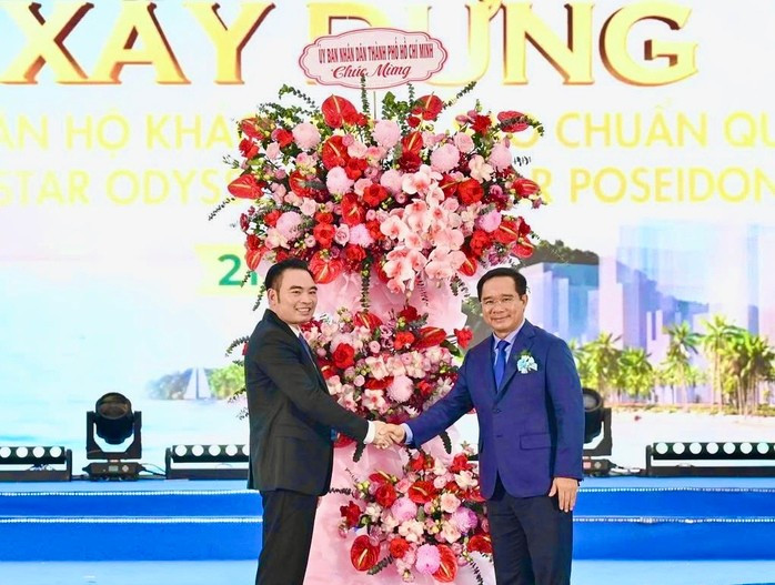 Chủ tịch UBND TP HCM Nguyễn Văn Được tặng hoa chúc mừng Five Star Group Chủ tịch UBND TP HCM Nguyễn Văn Được tặng hoa chúc mừng Five Star Group