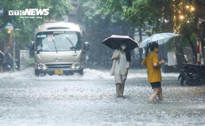 Mưa lớn tiếp tục trút xuống miền Bắc, nguy cơ xảy ra đợt lũ trên các sông nhỏ gây ngập úng đô thị, sạt lở ở vùng núi. Ảnh minh hoạ: Khổng Chí muadd.jpg