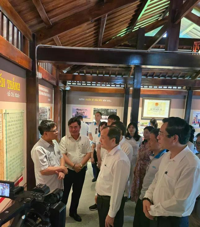 Đoàn Nhà báo Tạp chí Cộng sản thăm khu trưng bày Di tích lớp học viết báo Huỳnh Thúc Kháng. 3nhabao.jpg