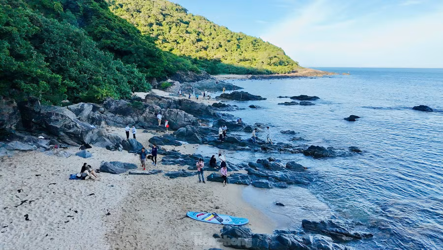 Vượt hơn 1km đường rừng với thời gian di chuyển khoảng gần 30 phút, địa điểm Ghềnh Bàng đã hiện ra trước mắt. Đây là điểm du lịch hấp dẫn, hoang sơ của bán đảo Sơn Trà ở TP Đà Nẵng.