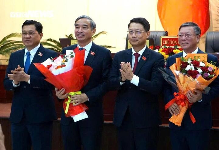 Ông Lê Trung Chinh (thứ 2 từ trái qua) nghỉ hưu trước tuổi. chu-tich-tinhdd.jpg