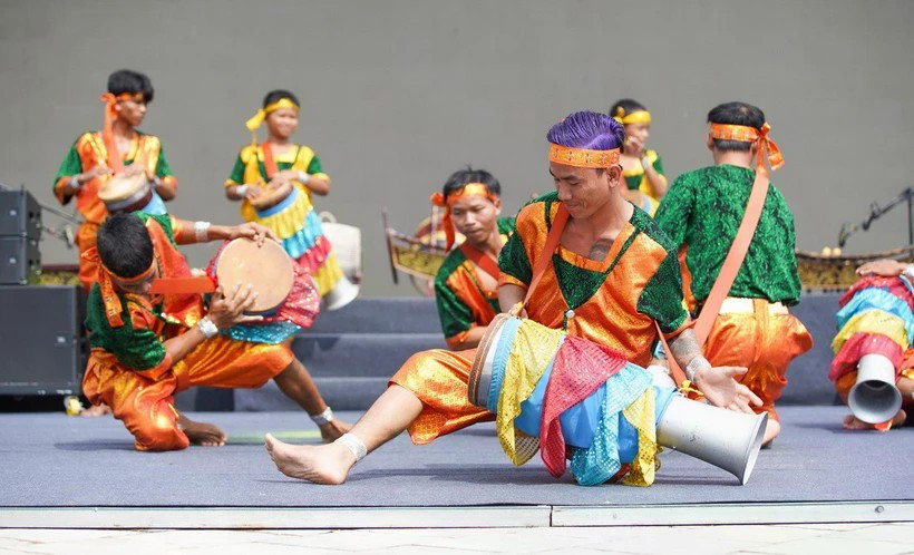 Múa trống Chhay-dăm. (Nguồn: Báo Tây Ninh) suc-hut-tu-di-san.jpg