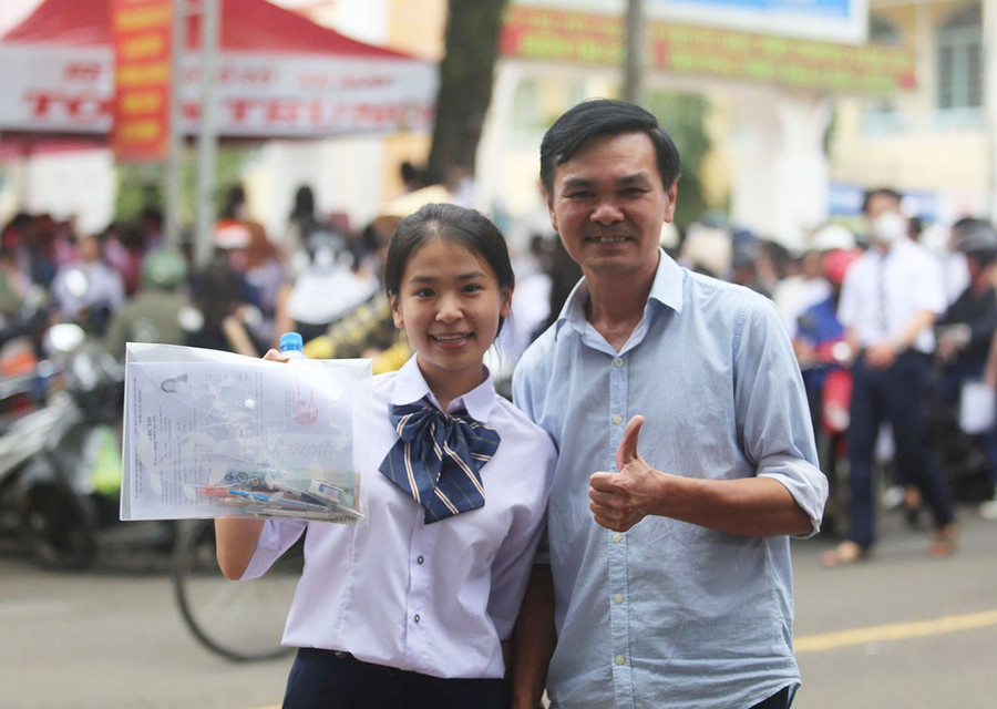Thí sinh và người thân sau môn thi Ngữ văn. Ảnh Văn Ngọc 4a.jpg